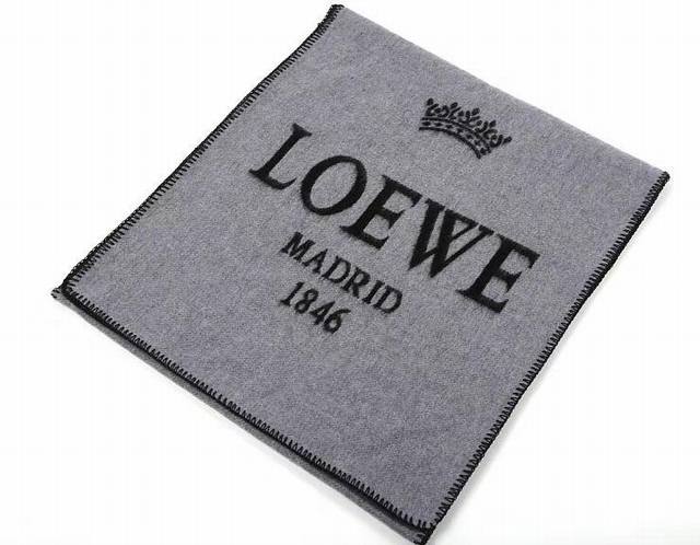 特价 Loewe 双面大字羊毛披肩长巾 时髦好看得要命 这种一定要见好就收 吐老血推荐 品质无敌非常厚实温暖 款式更不用多说 专柜最抢手的单品 纯粹的高级时髦感